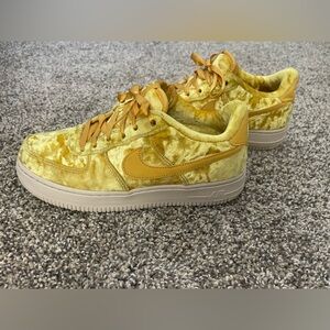 Youth Kid’s Nike Air Force 1 LV8 Mineral Gold Velvet 849345-700 Sneakers Sz 4.5